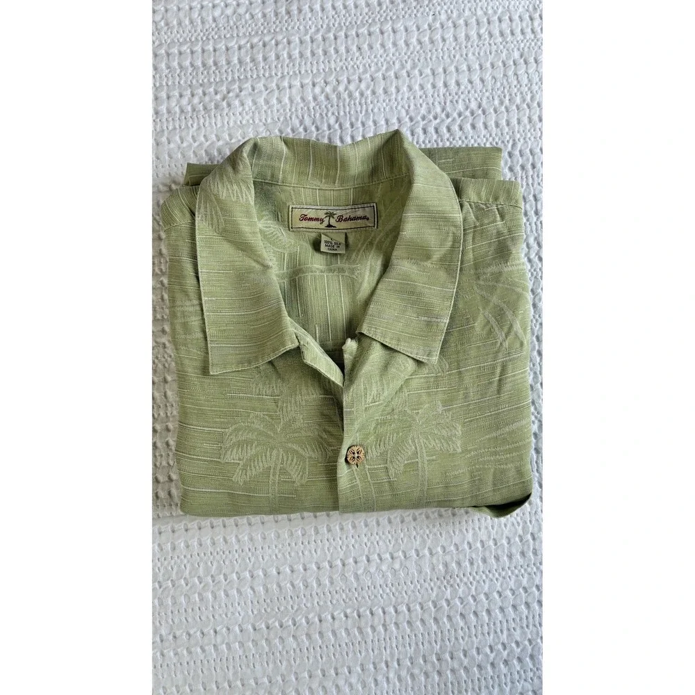 Tommy Bahama Camp Shirt Green 100% Silk Hawaiian Palm Trees Wooden Buttons Men L - Picture 1 of 12